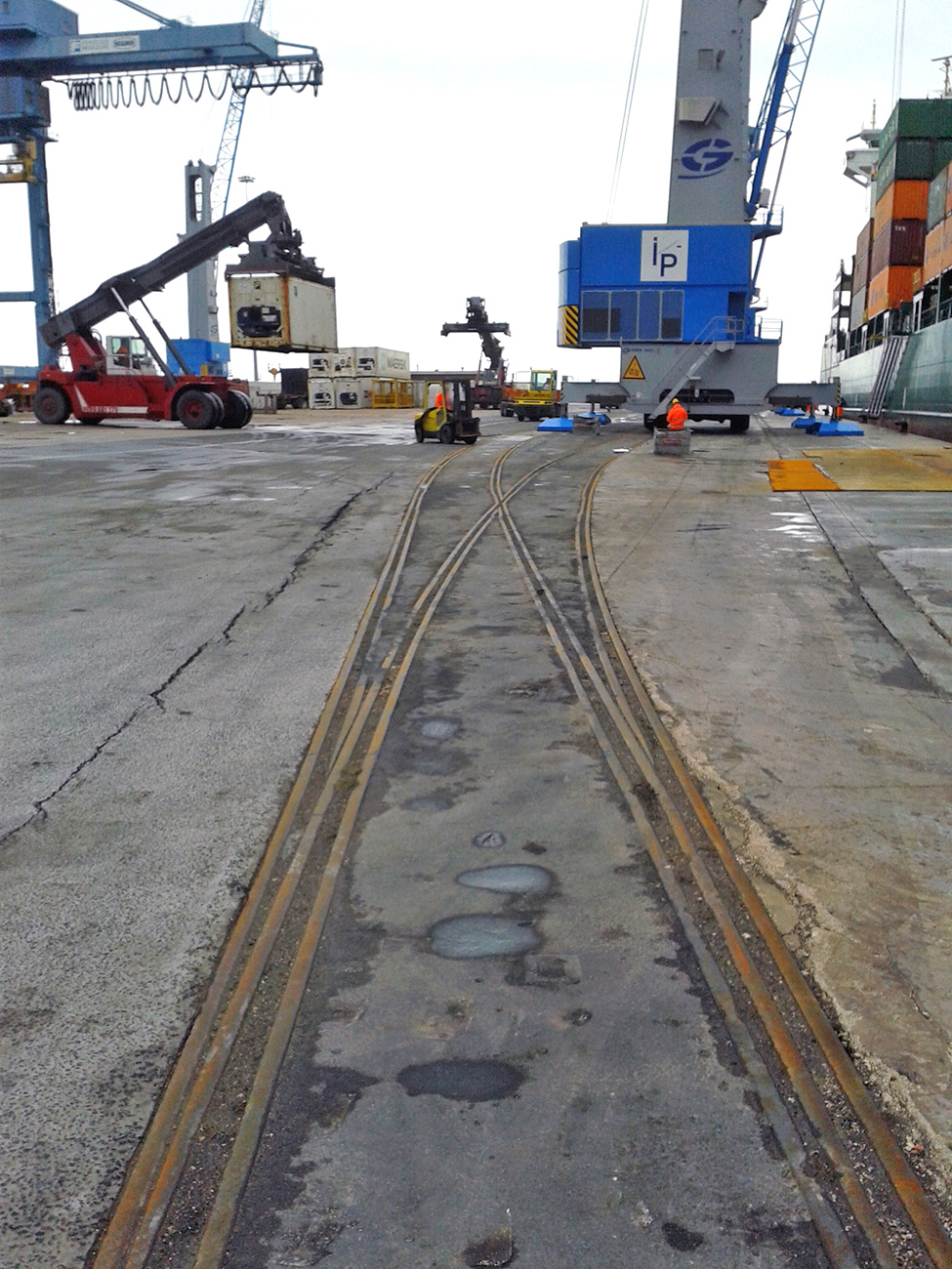 Consolidation of port paving using injections of expanding resin